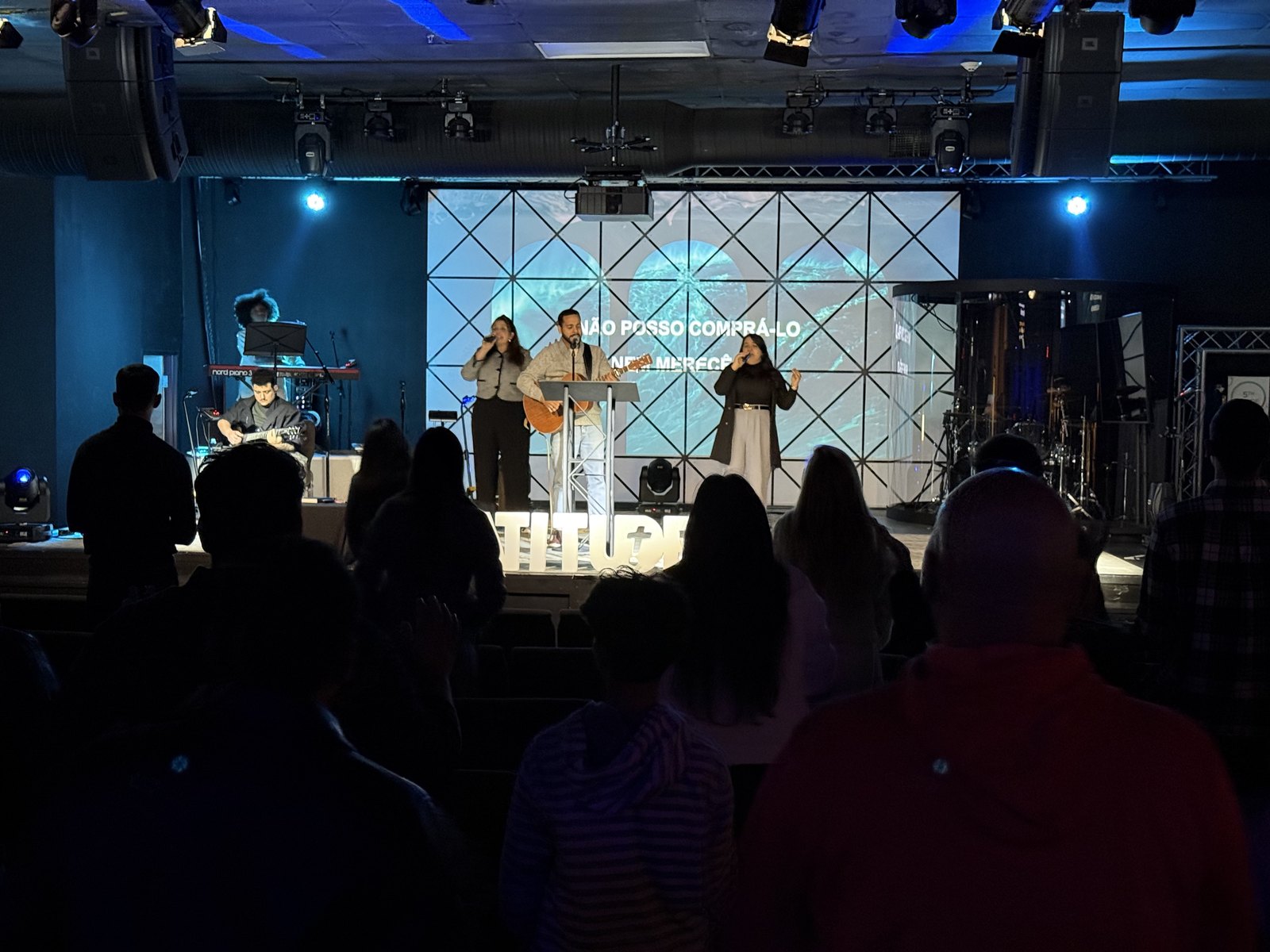 Igreja reunida durante um momento de louvor